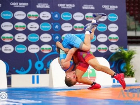 Güləşçimiz ermənini udaraq finala yüksəlib