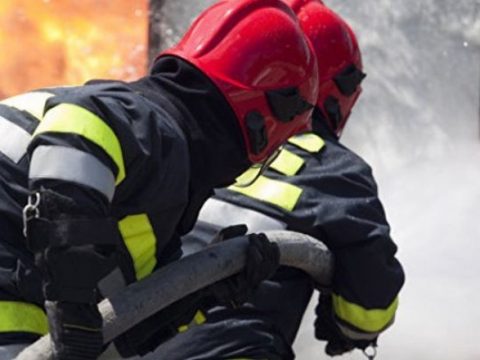 Məktəbə bitişik tikili yandı