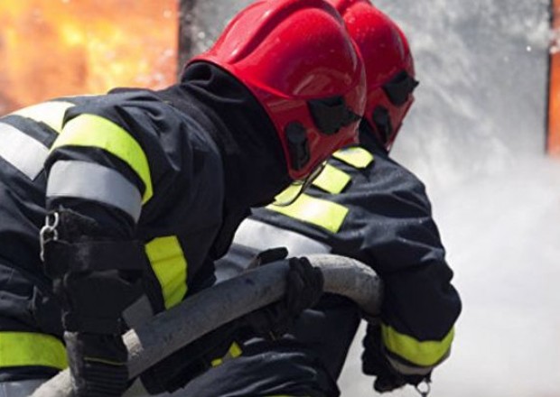 Məktəbə bitişik tikili yandı