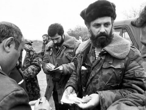 Allahverdi Xocalıda uşağı zorlayan ermənini bu cür tapır və güllələyir