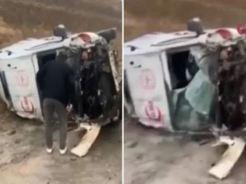 Türkiyədə təcili yardım avtomobili qəzaya düşdü – 5 nəfər yaralandı