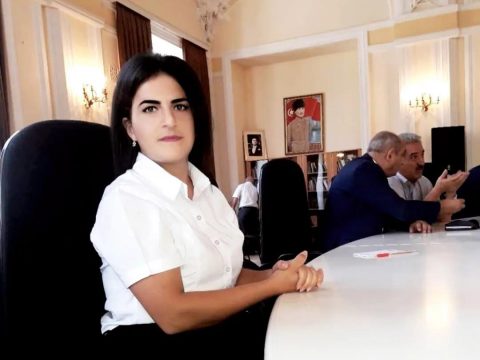 Dolayaram dikdabanıma dünyanı, Çiynim üstdən arxaya ataram… -Şəlalə Adilqızı