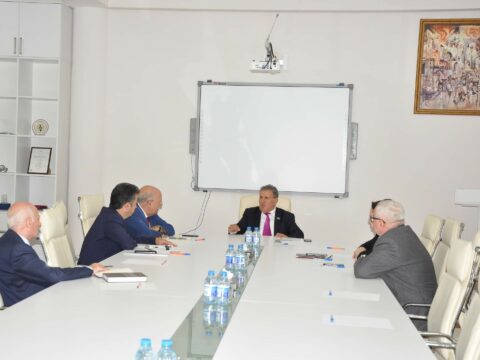 Ədəbiyyat İnstitutunda dərsliklərin müzakirəsi keçirildi