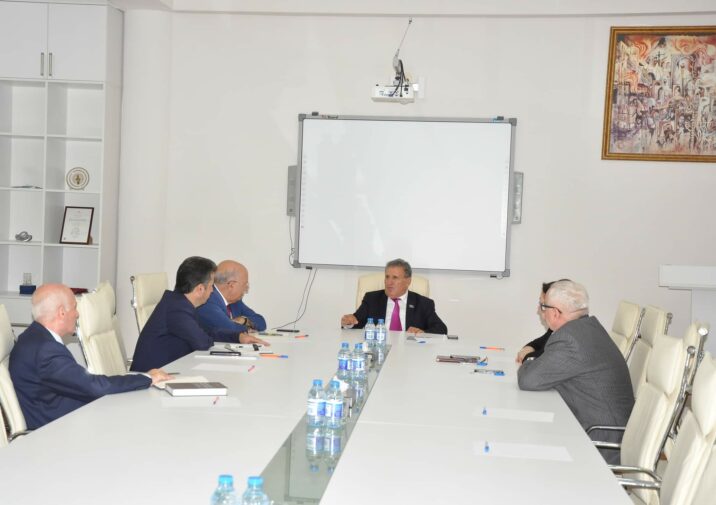 Ədəbiyyat İnstitutunda dərsliklərin müzakirəsi keçirildi