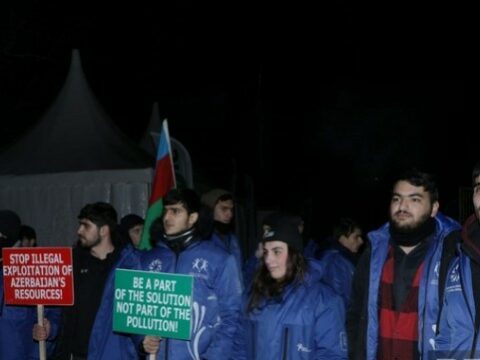 Xankəndi-Laçın yolundakı etirazçılar vətənpərvərlik ruhunda mahnılar ifa edirlər