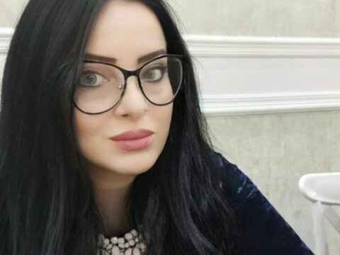 Döyüm pəncərəni bir yağış ilə Öpüşsün gözümüz bir baxış ilə – Səadət Qərib