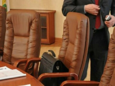 Şəhid qızı rəisdən şikayətçidir: “Qəsdən cəzalandırılıram”