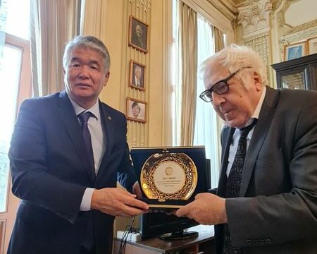 TÜRKSOY-un baş katibi Sultan Rayev Yazıçılar Birliyini ziyarət edib