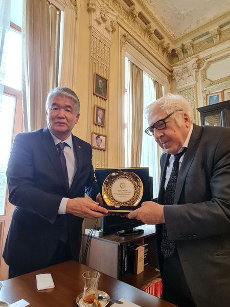 TÜRKSOY-un baş katibi Sultan Rayev Yazıçılar Birliyini ziyarət edib