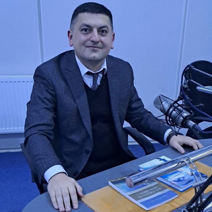 Peşiman da oluram, pərişan da. Çəkilib bir küncə, bir qırağa öz-özümlə söhbət edirəm, danışıram.- Dostluq haqqında