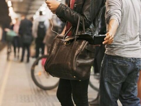 Bakıda metroda qadının telefonu oğurlandı