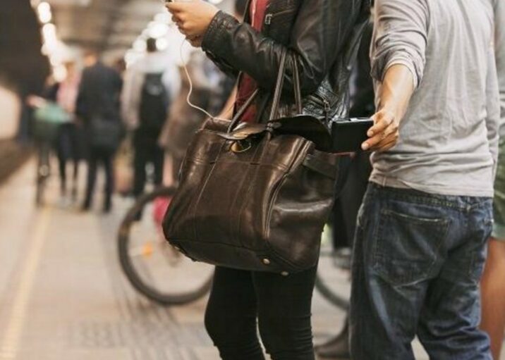 Bakıda metroda qadının telefonu oğurlandı