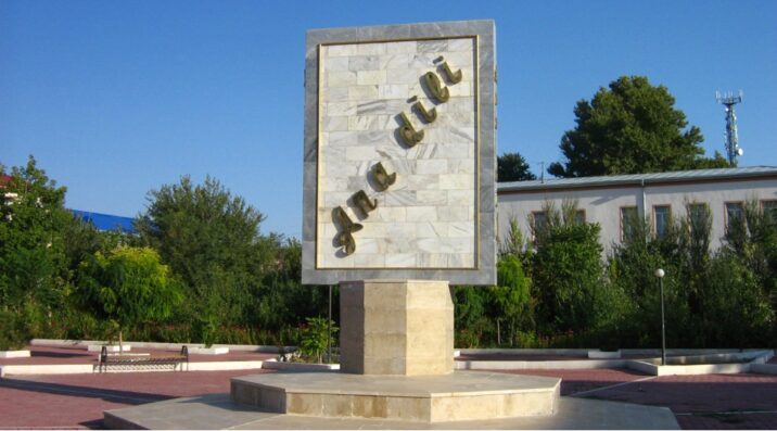 Açıq məkan reklamlarında dil qüsurları və ana dilinə biganə münasibət