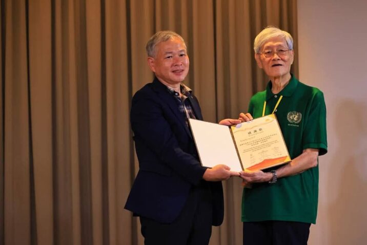 Yazmaq sadəcə gözəl cümlələr qurmaq deyil: dürüstlük, orujinallıq, və həm də daxili dialoqdur”