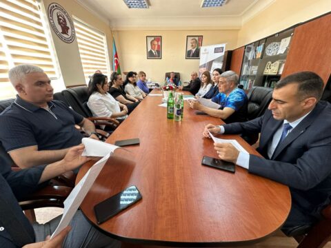 Media və reklam mətnlərində dil normalarının pozulması cəmiyyətə mənfi təsir edir