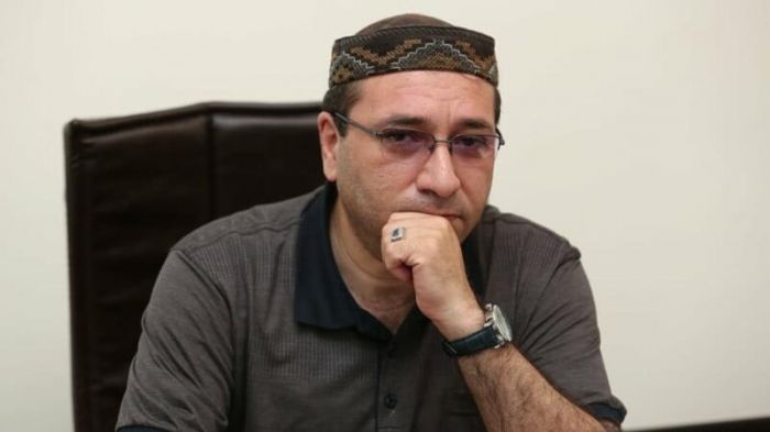 YARIM ƏSRLİK TƏBƏSSÜM – Əfşan Yisifqızı yazdı