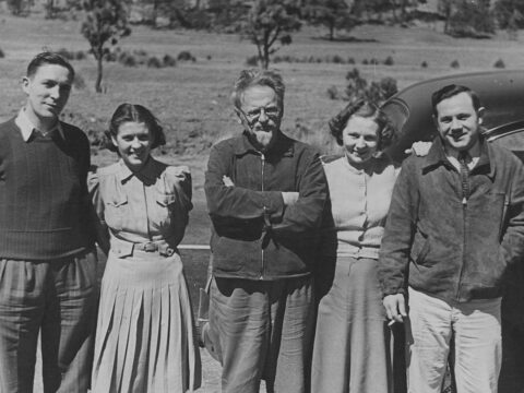 “İnqilab şeytanı”nın qətli: xain mühafizəçi, baltalı qonaq…