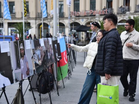 Münhenin mərkəzi meydanında Azərbaycanın mina qurbanlarına dair fotosərgi açılıb