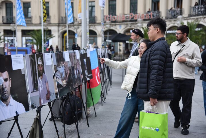 Münhenin mərkəzi meydanında Azərbaycanın mina qurbanlarına dair fotosərgi açılıb