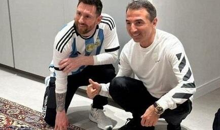 Əhmədzadənin arxasında kim dayanır?