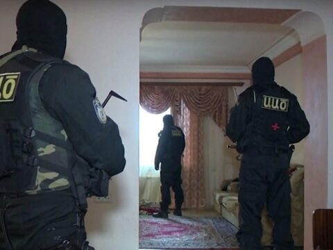 Gümrü merini zorla yerə yıxıb qandalladılar