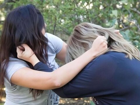 Azərbaycanda gəlin qayınanasını döydü: “Oğluma başqa arvad alacam”