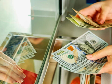 Banklar yeni qanunsuz qazanc mənbəyi tapıblar – 100 dollardan 20 dollar…