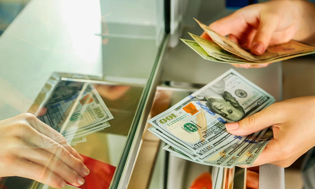 Banklar yeni qanunsuz qazanc mənbəyi tapıblar – 100 dollardan 20 dollar…