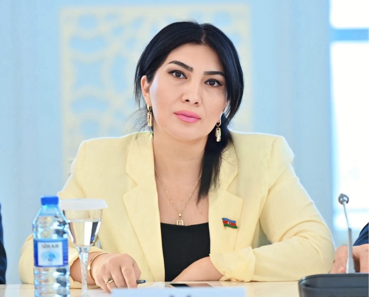 Bir stəkan su ilə dünyaya diplomatiya dərsi -Elnarə Akimova yazdı Bir stəkan su ilə dünyaya diplomatiya dərsi -Elnarə Akimova yazdı