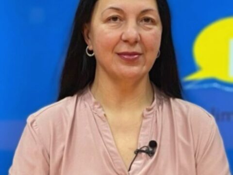 Güllü Qərənfil:Ey, göylərdə uçan Durnam, Hardan gıldin, anlat mənə, Mən Altaydardan gələn yolcu, Kimi gördün anlat mənə           ördün, annat, Turnam!