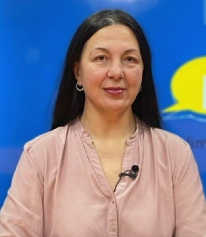 Güllü Qərənfil:Ey, göylərdə uçan Durnam, Hardan gıldin, anlat mənə, Mən Altaydardan gələn yolcu, Kimi gördün anlat mənə           ördün, annat, Turnam!