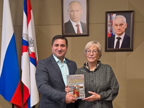 Orenburq Prezident Kadet Məktəbinin rəhbərinə Azərbaycanın qəhrəmanları haqqında kitab hədiyyə olunub