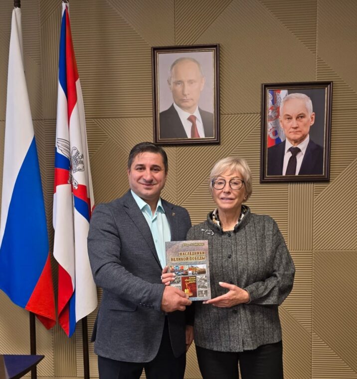 Orenburq Prezident Kadet Məktəbinin rəhbərinə Azərbaycanın qəhrəmanları haqqında kitab hədiyyə olunub