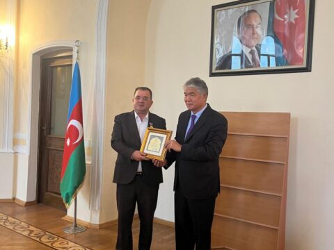 TÜRKSOY Yunus Oğuza Onur nişanı verdi