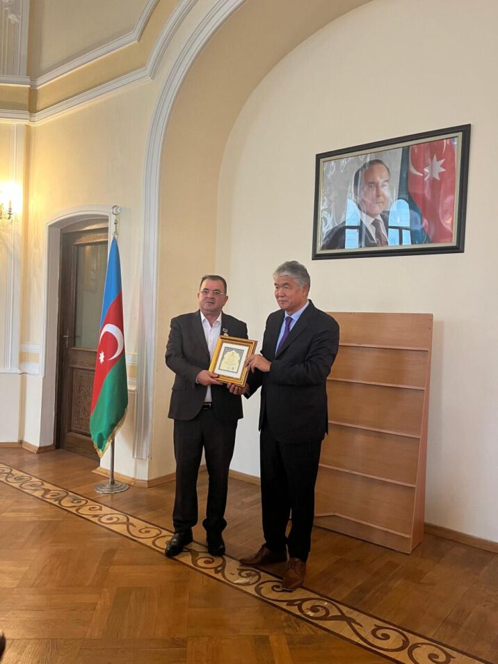 TÜRKSOY Yunus Oğuza Onur nişanı verdi