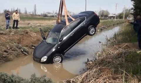 Biləsuvarda maşın kanala aşdı, 5 nəfər öldü