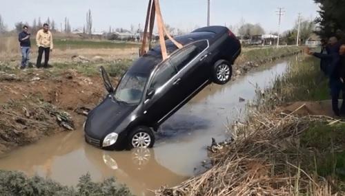 Biləsuvarda maşın kanala aşdı, 5 nəfər öldü