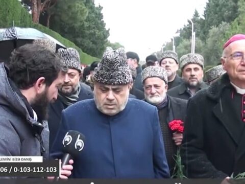 Allahşükür Paşazadə şəhidlərin dəfnində tribunada yox, tabutların yanında dayanmışdı.