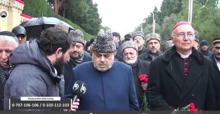 Allahşükür Paşazadə şəhidlərin dəfnində tribunada yox, tabutların yanında dayanmışdı.