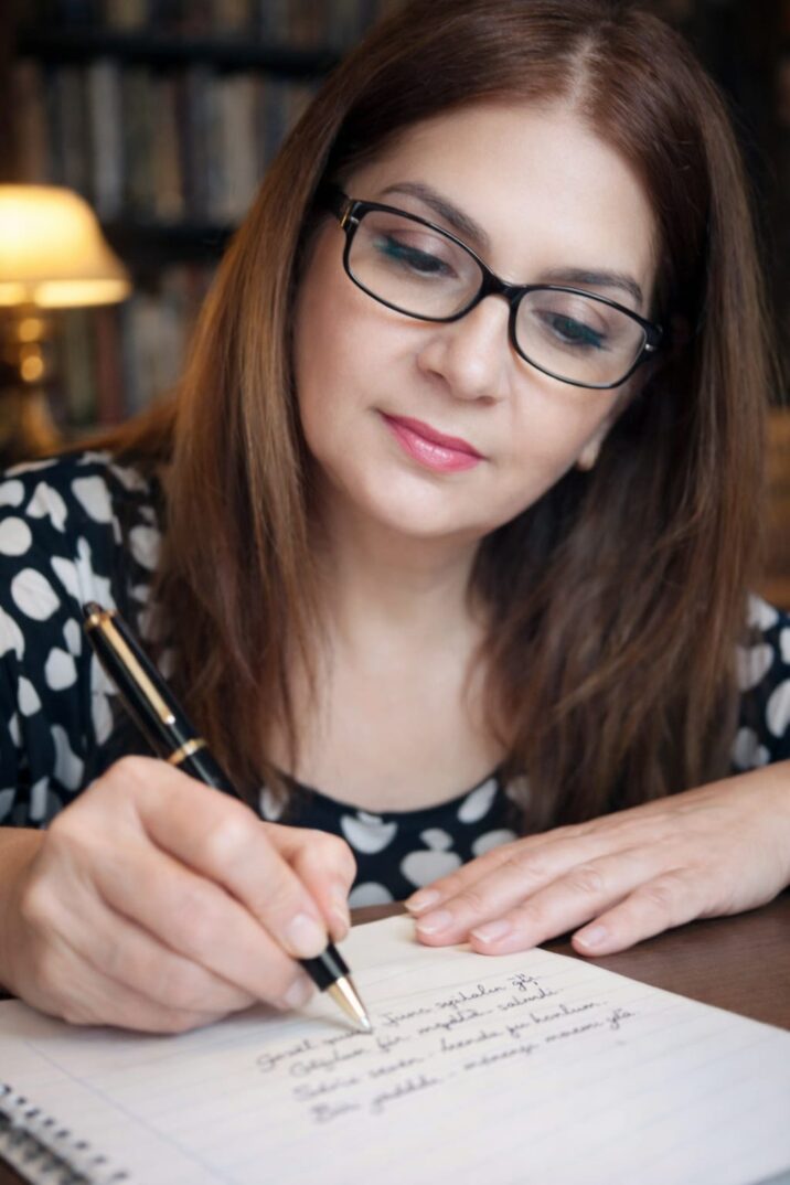 Gümüş Seyyidə : Yenə gözlərində o həmin baxış, Alışıb qəlbimi od kimi yaxar