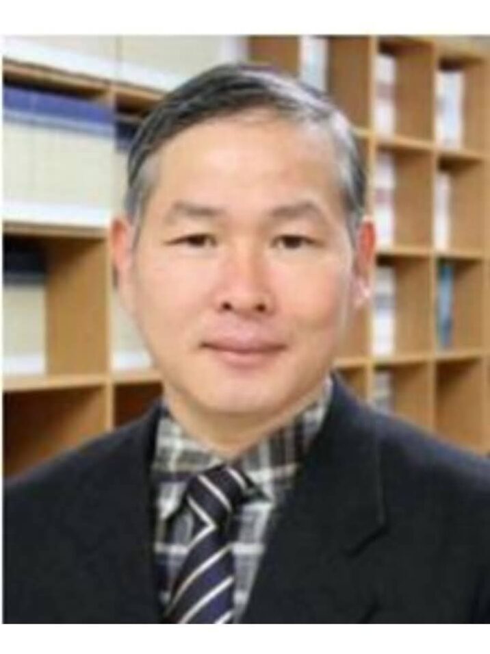 “Yazmaq sadəcə gözəl cümlələr qurmaq deyilL: DÜRÜSTLÜK, orjinallıq və həm də daxili dialoqdur”