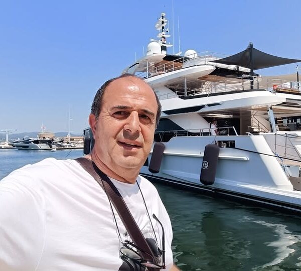 Fransız dilində danışıb, Azərbaycan dilində düşünən adam...