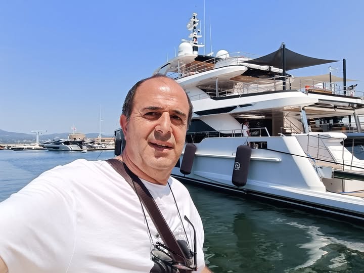 Fransız dilində danışıb, Azərbaycan dilində düşünən adam...