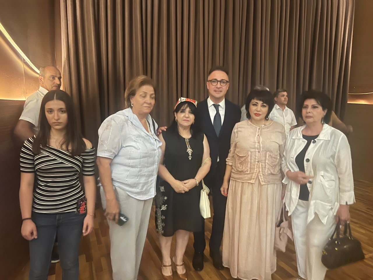 DOSTLUĞU ƏBƏDİLƏŞDİRƏN MƏDƏNİYYƏTDİR DOSTLUĞU ƏBƏDİLƏŞDİRƏN MƏDƏNİYYƏTDİR