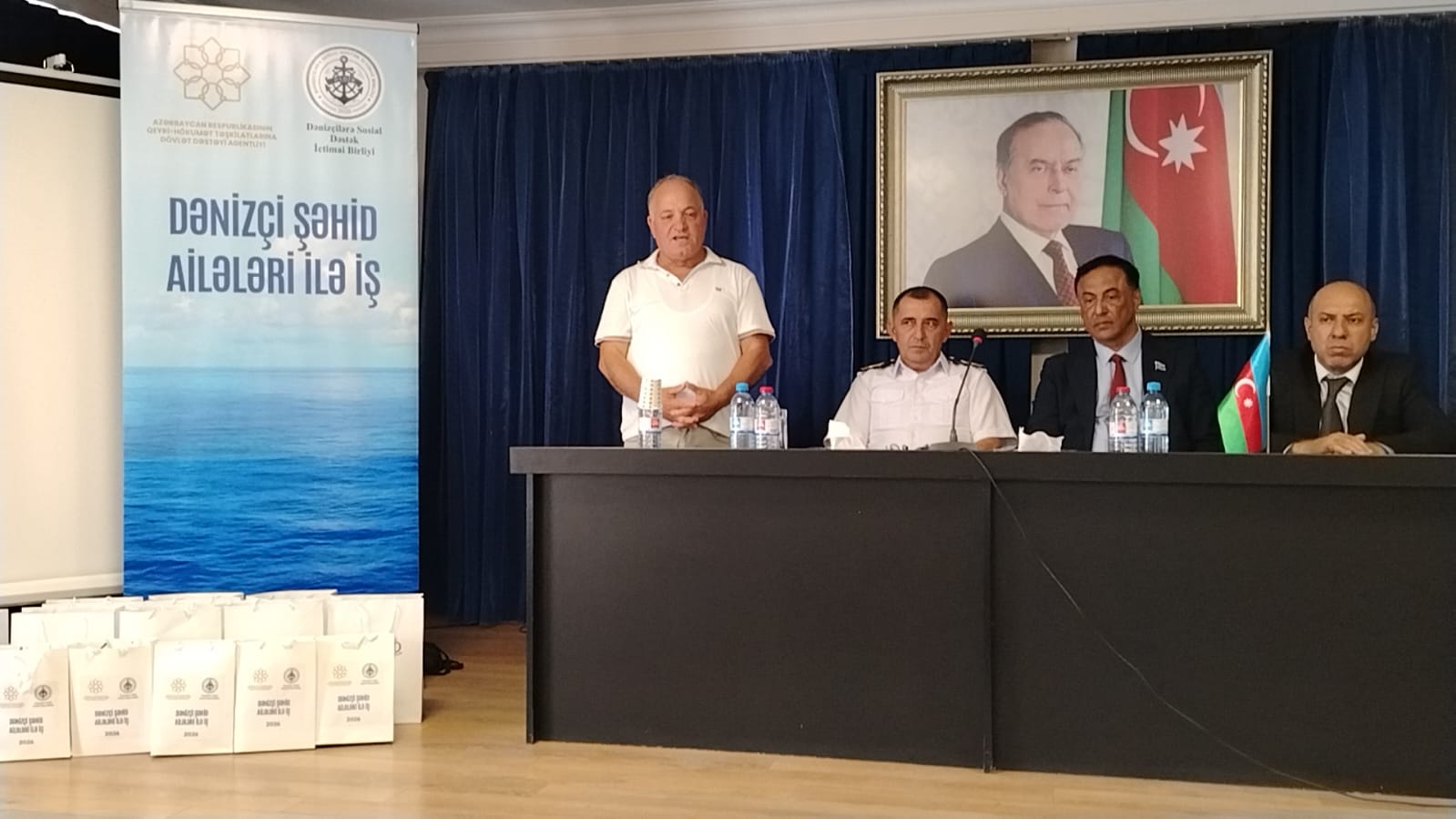 “DSD” İB Xəzər Dəniz Neft Donanmasında dənizçi şəhid ailələri ilə görüş keçirib “DSD” İB Xəzər Dəniz Neft Donanmasında dənizçi şəhid ailələri ilə görüş keçirib
