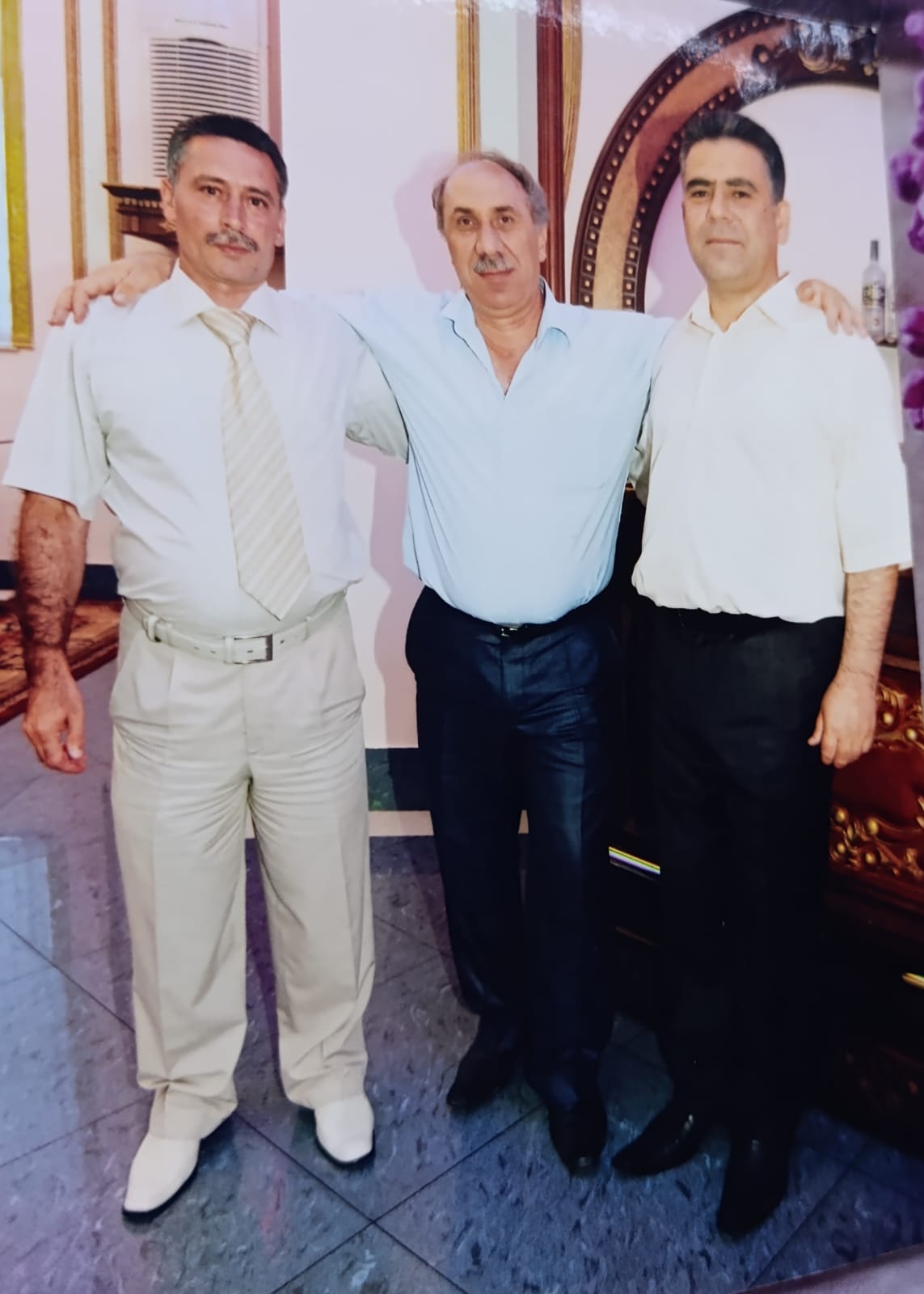 BİR ŞƏKLİN İŞIĞINDA BİR ŞƏKLİN İŞIĞINDA
