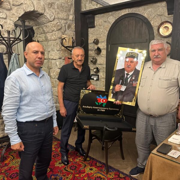 Tanınmış tatar alimi Albert Burhanov Bakıda mükafatlandırılıb Tanınmış tatar alimi Albert Burhanov Bakıda mükafatlandırılıb