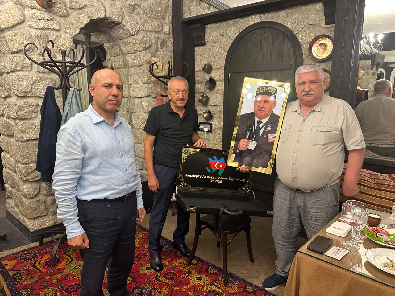 Tanınmış tatar alimi Albert Burhanov Bakıda mükafatlandırılıb Tanınmış tatar alimi Albert Burhanov Bakıda mükafatlandırılıb