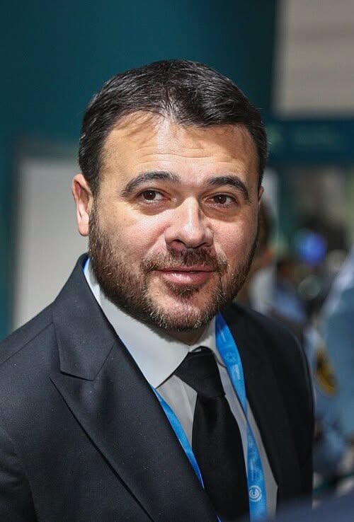 Araz Ağalarovun oğlu Emin kimi..