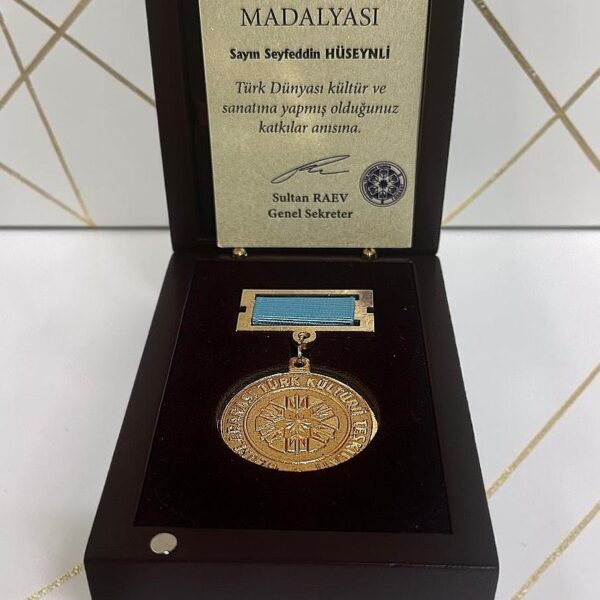 Seyfəddin Hüseynli “TÜRKSOY” medalı ilə təltif edildi Seyfəddin Hüseynli “TÜRKSOY” medalı ilə təltif edildi